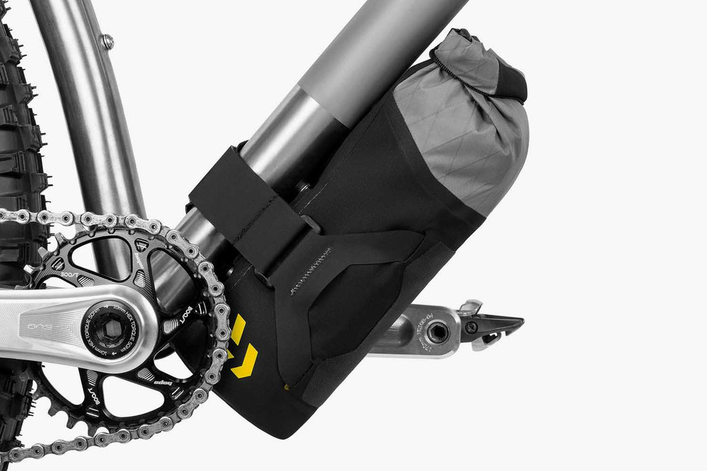 apidura-backcountry-downtube-pack-1.8l-on-bike-1