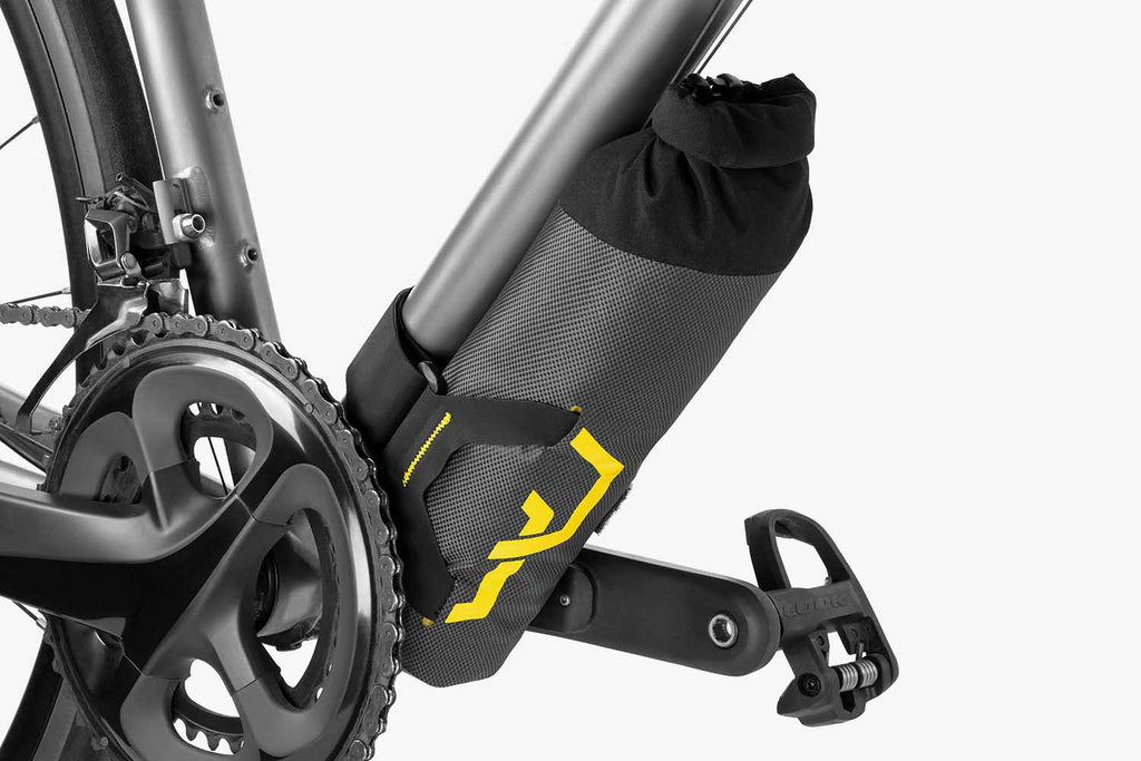 apidura-expedition-downtube-pack-1.2l-on-bike-2