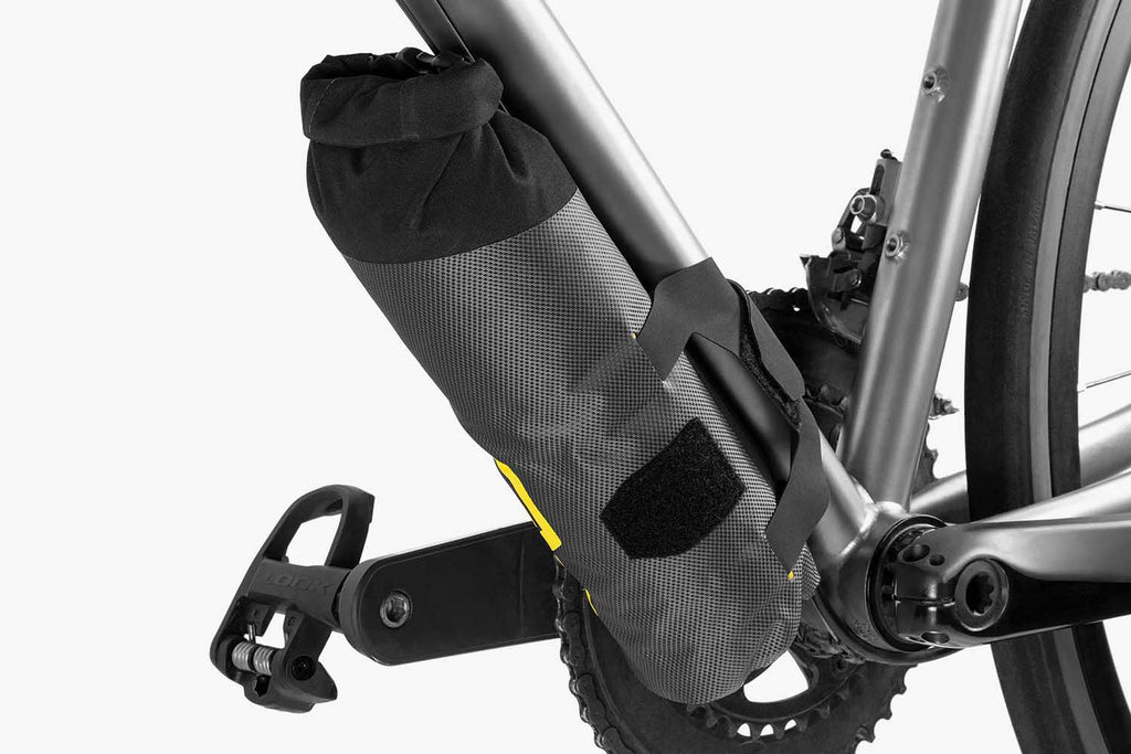 apidura-expedition-downtube-pack-1.2l-on-bike-3